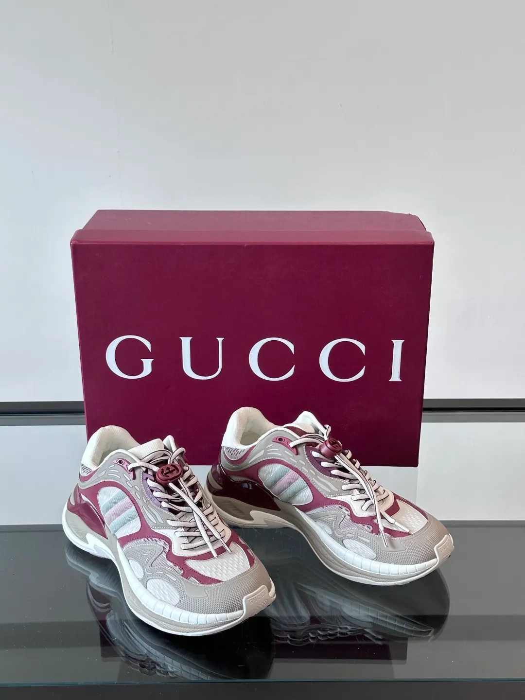 [G Home] Top P: 1020💰 Men’s size will be released first Size: 39-45 (45 customized) Gucci Gucci, couple model, women’s model will be released later, new 2.0 futuristic sports shoes‼ ️A pair of subversive sneakers is here. Gucci 2.0, a full series of 4 colors with key investment, smart silhouette: slightly curved forefoot design, you can clearly feel the propulsion when commuting and trotting, and it can enhance the sense of line extension when paired with wide-leg pants or cycling pants. EVA thick soles not only have a comfortable height-increasing effect, but also reduce weight (it actually lasts 3 hours of shopping without tiring your feet!) Highlight moments for lazy people: 2. Just choose it for airport wear! You can take them off in seconds after passing the security check (you can put them on as soon as you lift the heel strap), because the shoes come with a sliding buckle, so no need! ! Tie your shoes. Really achieve the sense of relaxation that goes with you.